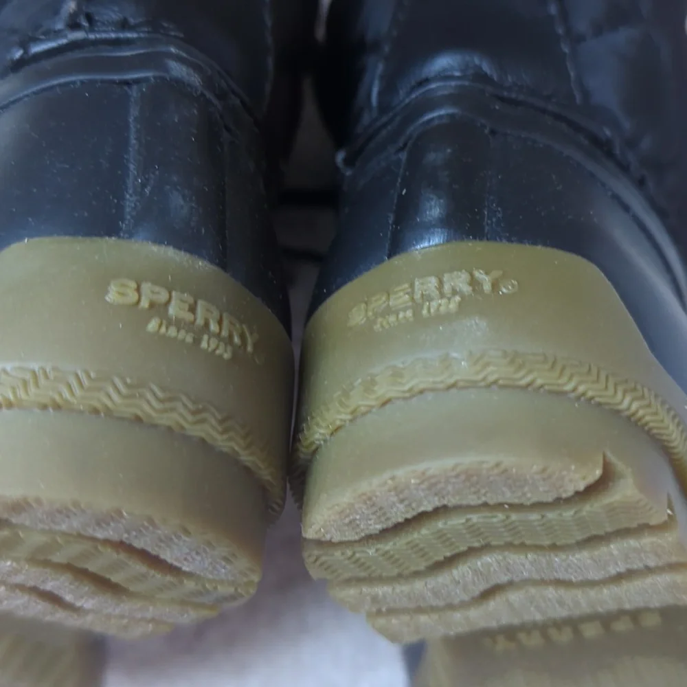 Girls black port boot by Sperry